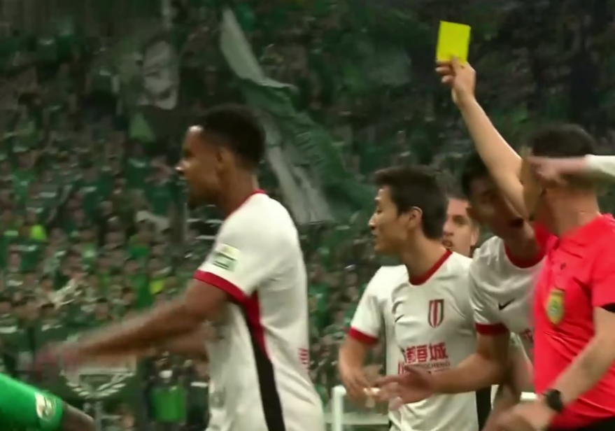 2-1！北京国安轰然倒下，韦世豪逃脱红牌+补时绝杀，成都蓉城登顶